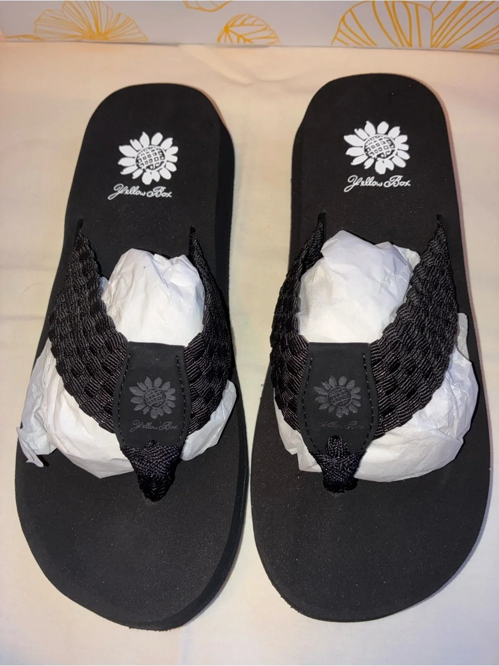 NIB Yellow Box Soleil Black Woven Wedge Flip Flops Sandals Size 7M - Picture 2 of 4